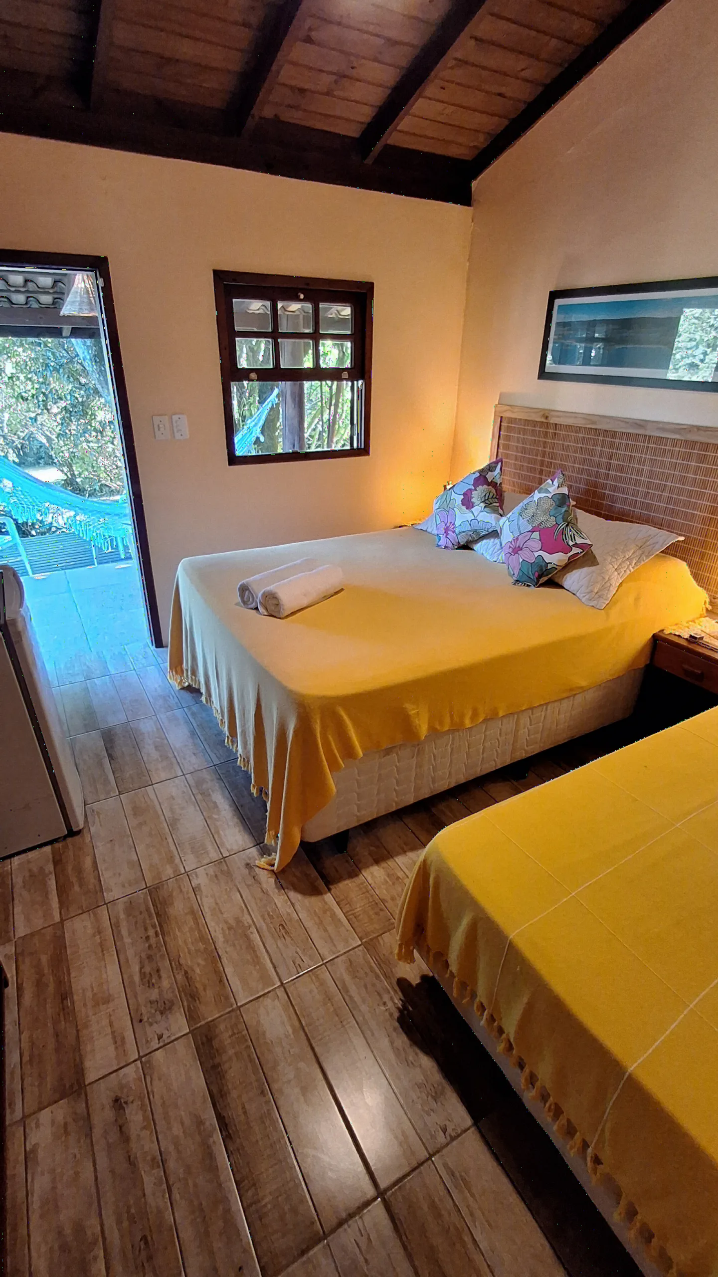 Quarto da Suíte 10 com cama de casal, cama de solteiro e saída para o deck