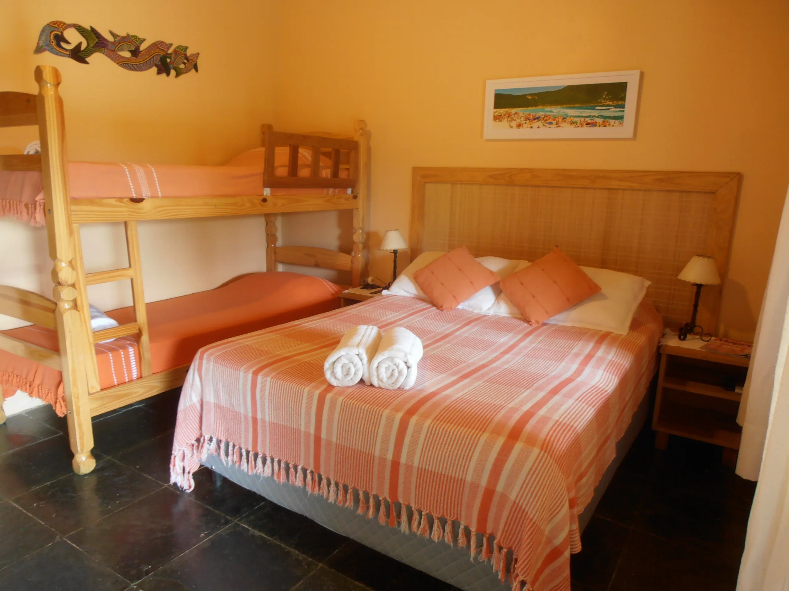 Quarto da Suíte 9 com beliche de madeira maciça e cama de casal