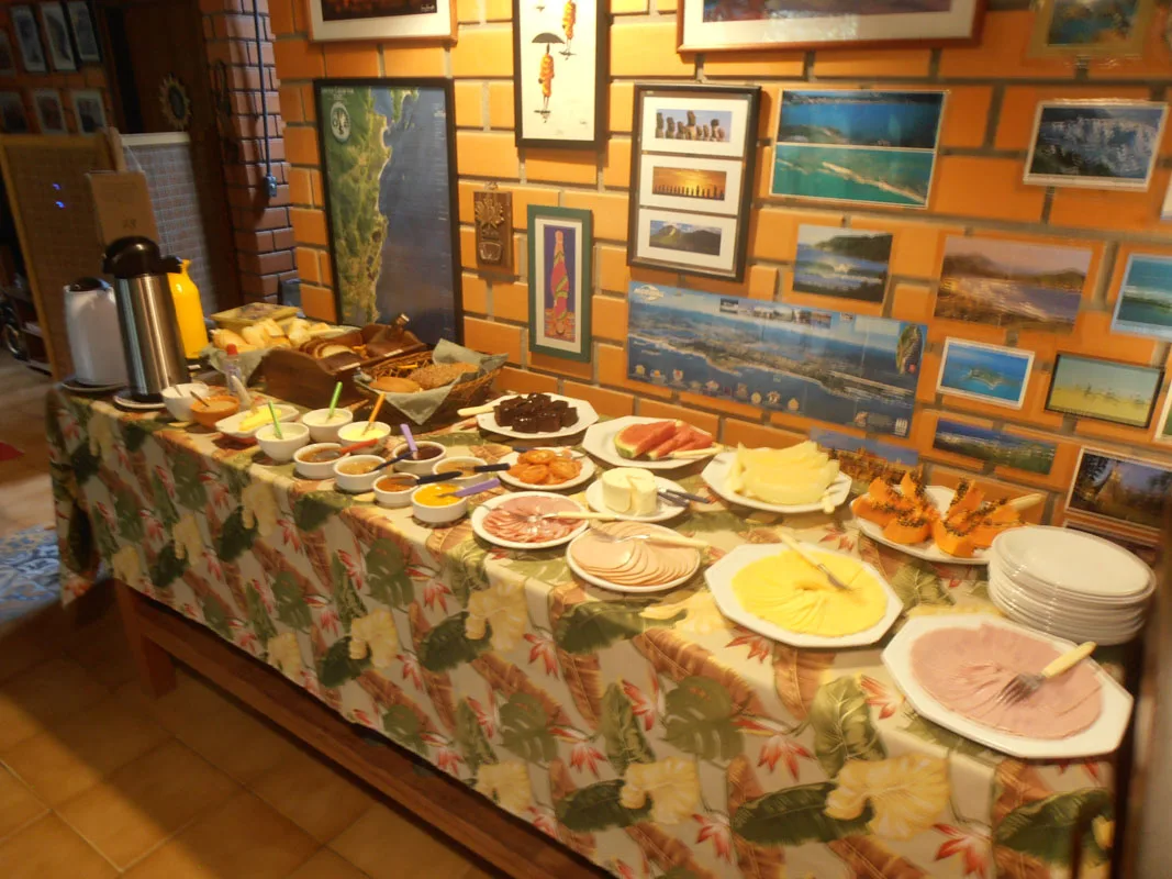 Café da manhã colonial completo servido na mesa comunitária