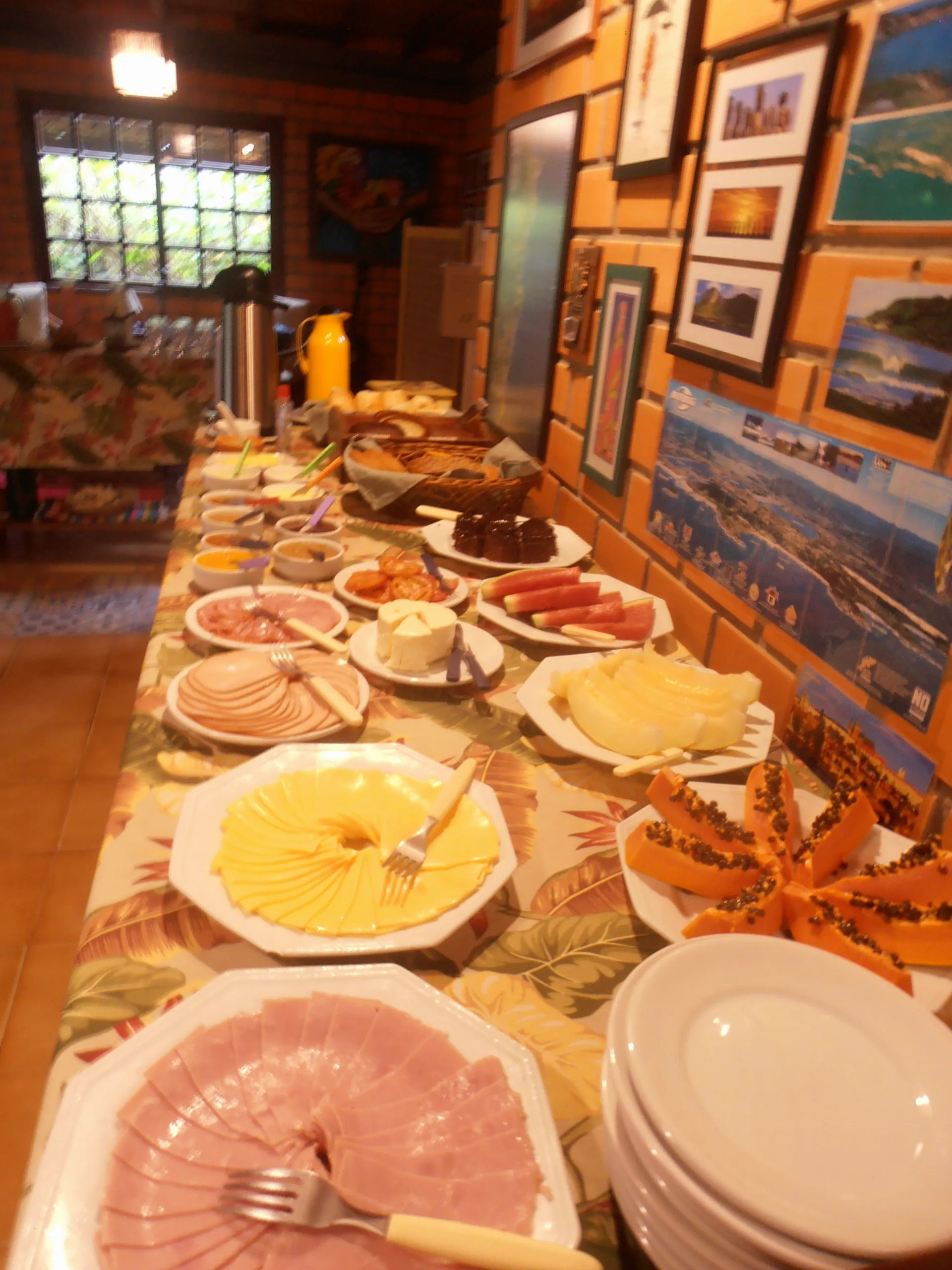 Mesa do café da manhã colonial com frios, queijos, bolos e frutas