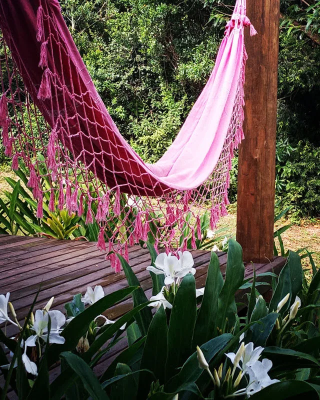 Rede rosa cercada por flores no Espaço Zen