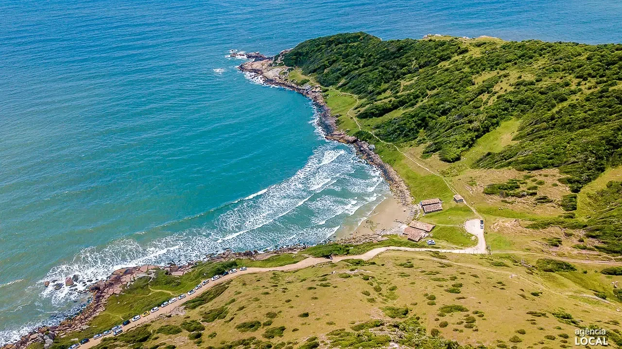 Costão e trilha com vista para o mar da Praia do Rosa