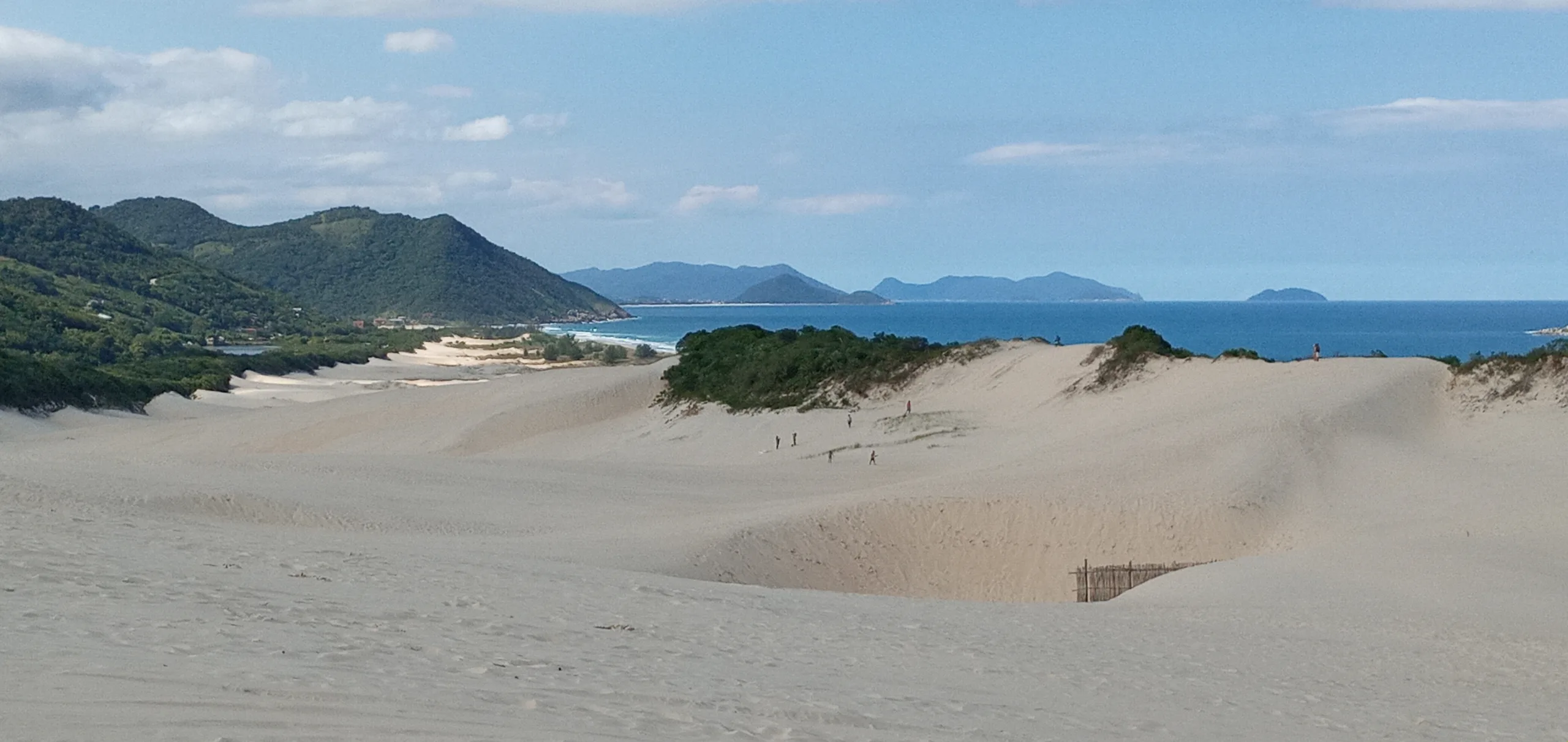Dunas do Siriú, em Garopaba, com o mar e os morros ao fundo
