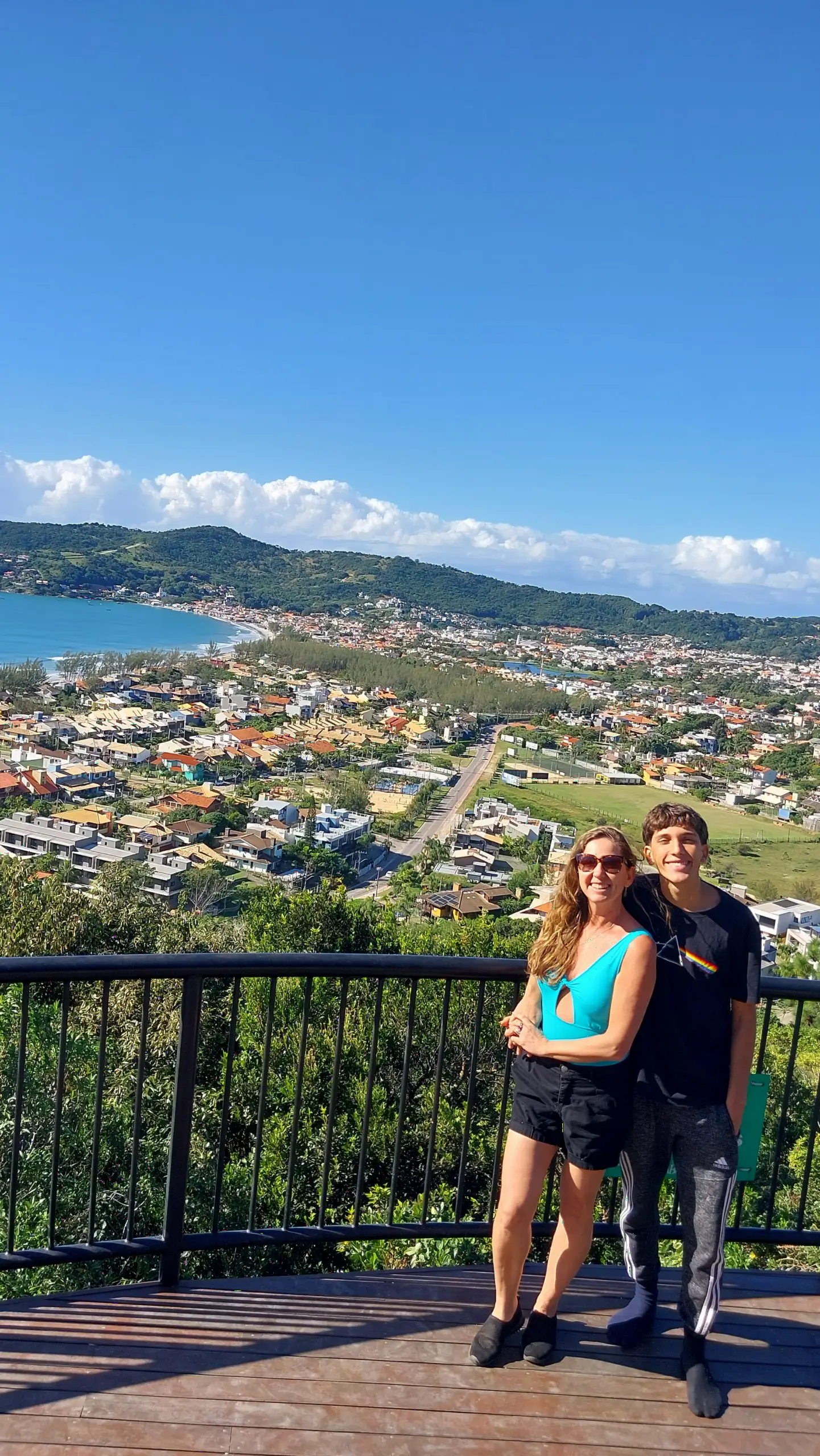 Visitantes no Mirante Leste, com vista para a cidade de Garopaba