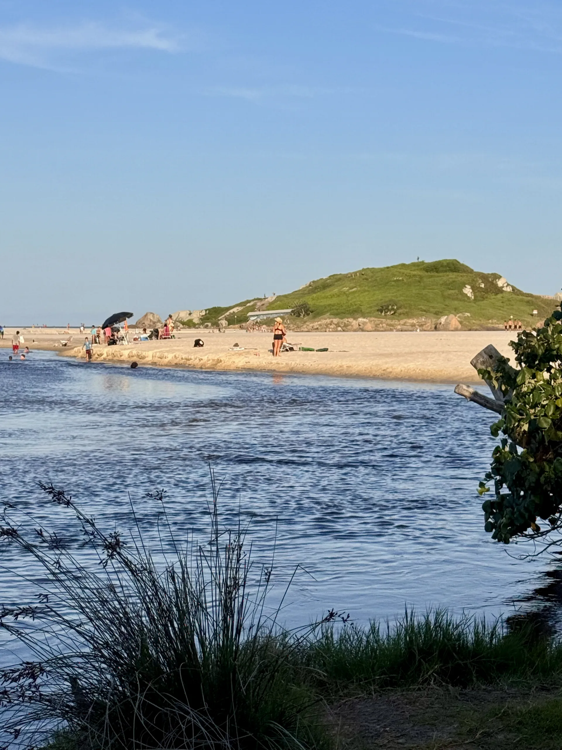Morro do Índio à beira da praia, em Garopaba