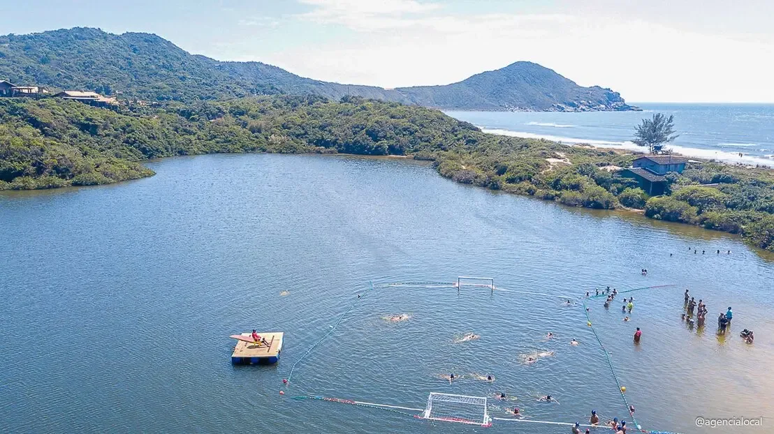 Lagoa do Rosa cercada pelos morros verdes