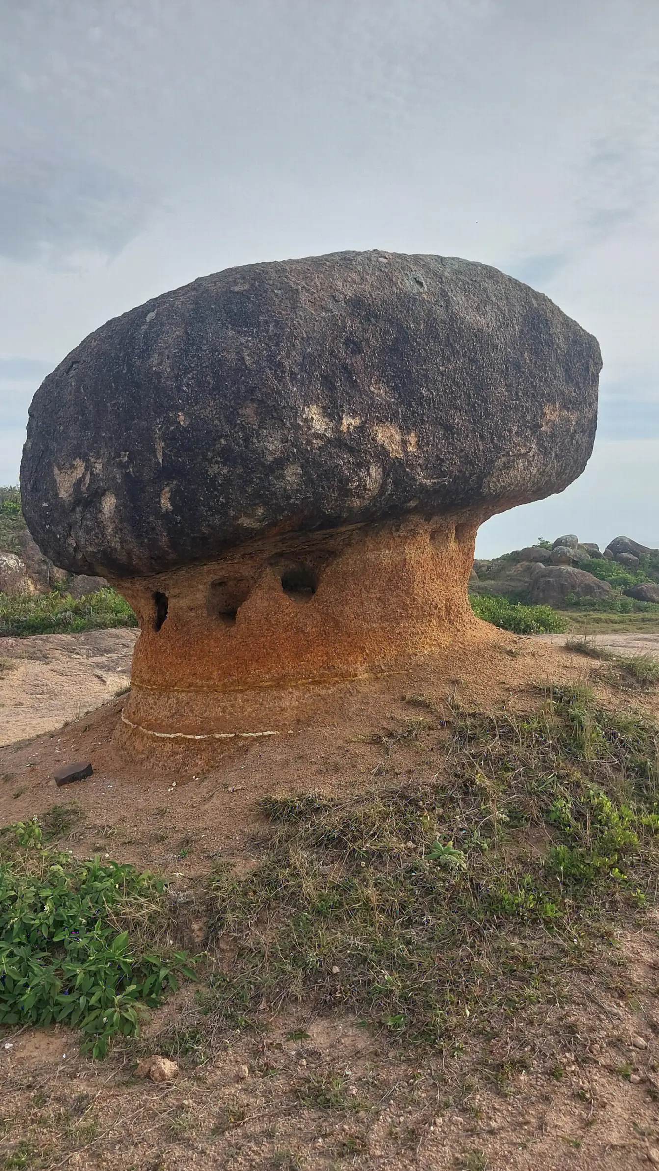 Grande formação rochosa sobre o costão, em Laguna