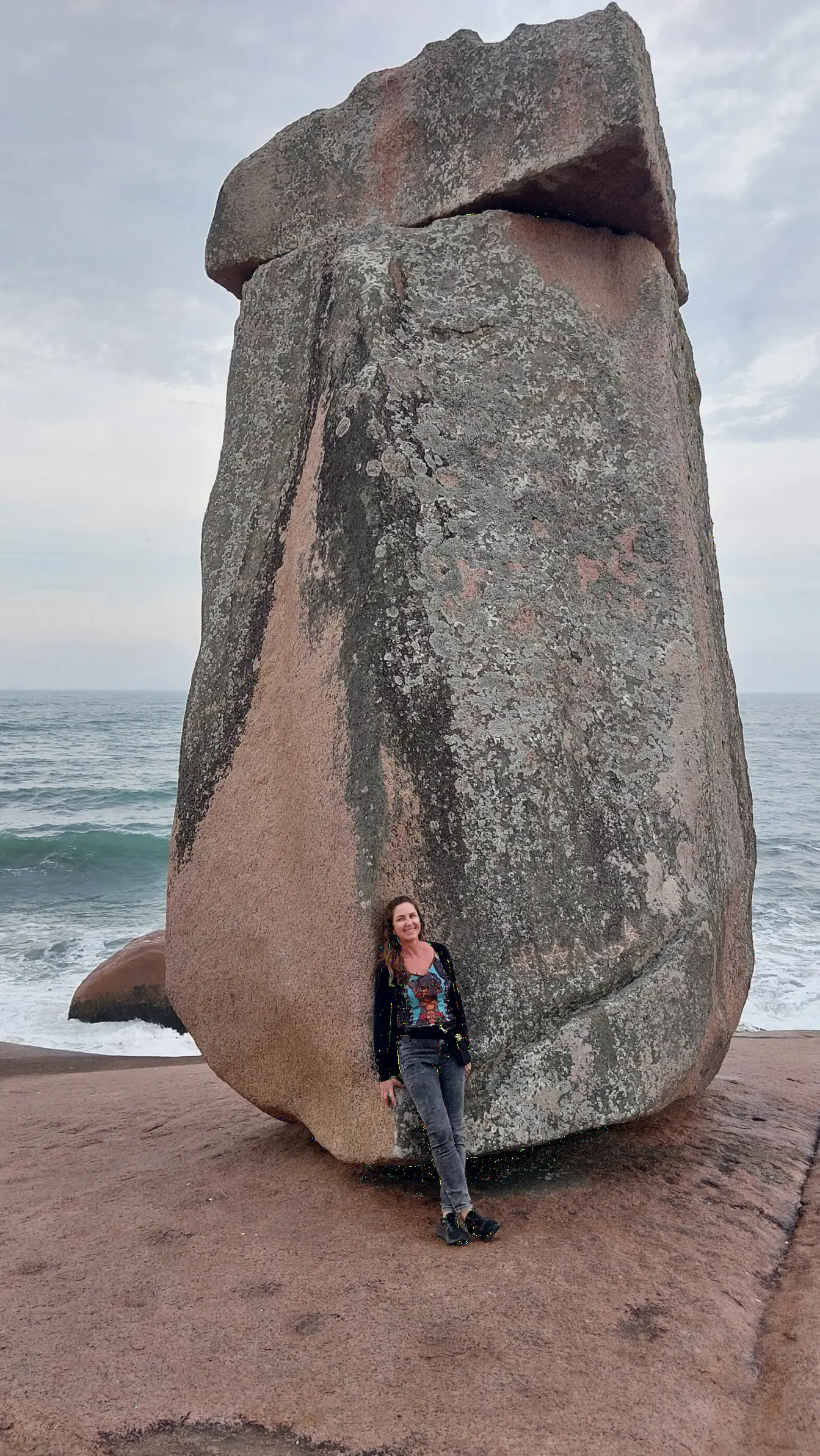 Monólito Pedra do Frade à beira-mar, em Laguna