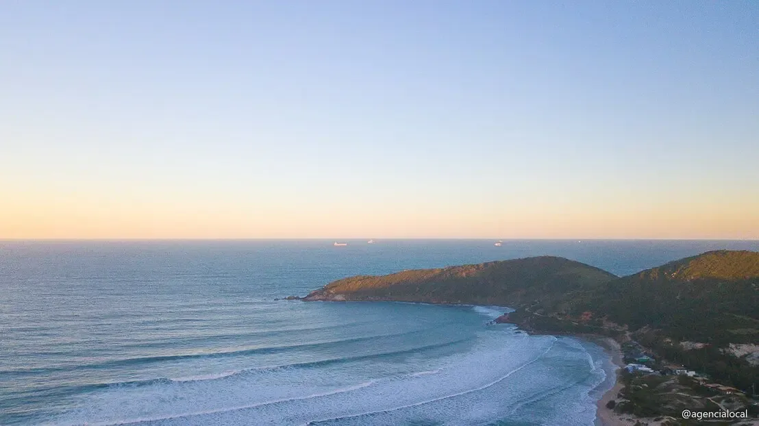 Praia do Rosa ao amanhecer vista do alto