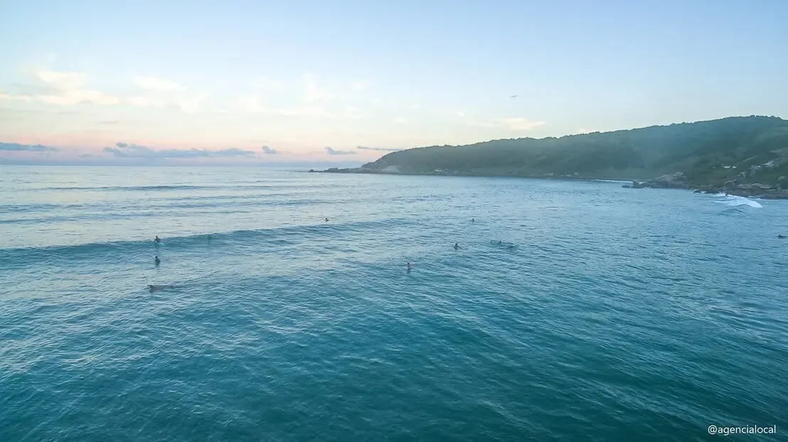 Mar calmo da Praia do Rosa em dia de sol